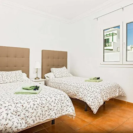 Playa Blanca Sleeps 6 Air Con Wifi